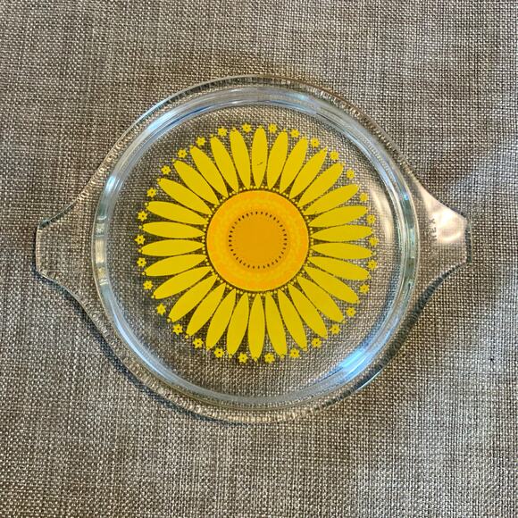 Vintage Pyrex Daisy Sunflower Casserole Dish Glass Lid 470-C Round Yellow Orange - Picture 2 of 6